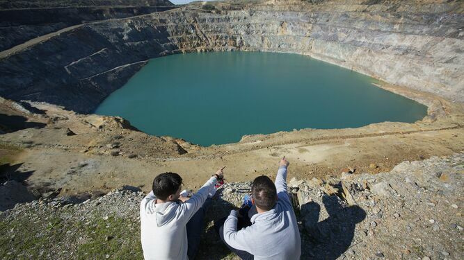 Dos jóvenes en la corta minera de Aznalcóllar