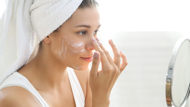 La limpieza y una buena hidratación son claves para el cuidado facial.