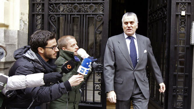 El ex tesorero del PP Luis Bárcenas rodeado de periodistas abandonando su domicilio cuando estaba en libertad.