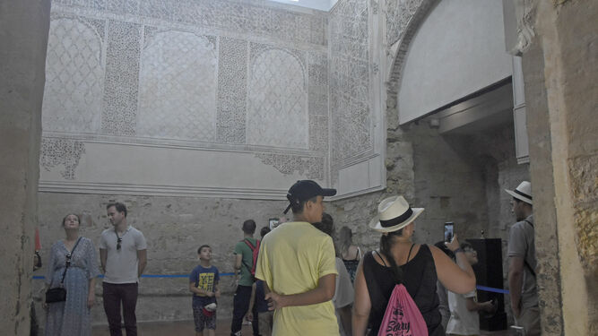 Turistas en el interior de la Sinagoga.