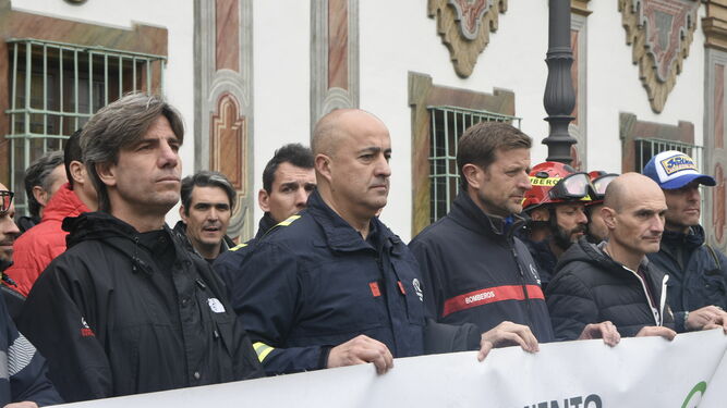 Alfonso Rosero, a la izquierda, durante una protesta de los bomberos.