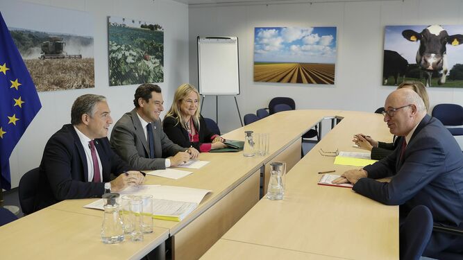 Moreno y Bendodo, reunidos con el comisario de Agricultura de la UE, Phil Hogan.