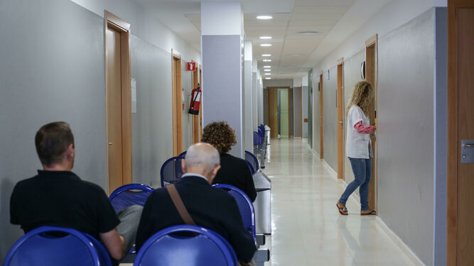 Pacientes en un centro de salud.