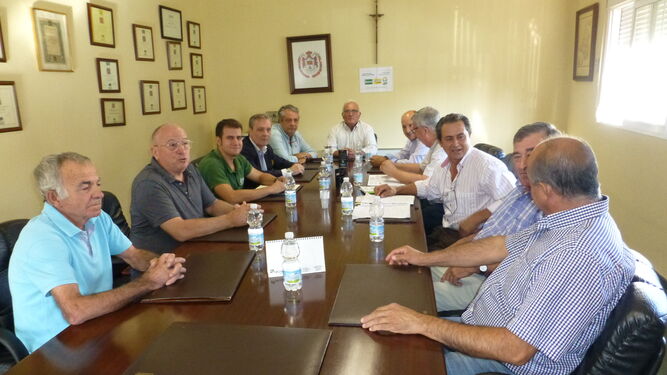Reunión de los olivareros en la cooperativa Germán Baena.