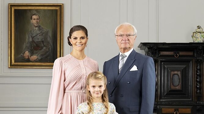 El rey sueco en su nueva foto oficial de 'Tres Generaciones', con la princesa Victoria y su hija Estela