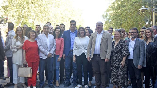 Pedro Sánchez, en el centro, junto a Susana Díaz y cargos institucionales del PSOE.