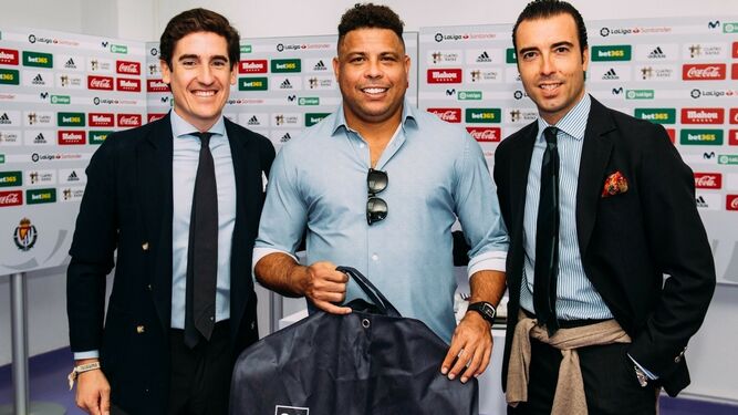 Presentación del acuerdo con Ronaldo Nazario.
