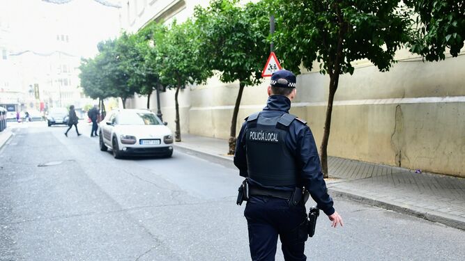 Un policía local, en la calle Claudio Marcelo.