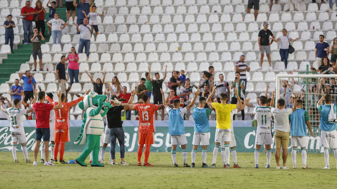 Los jugadores del Córdoba agradecen el apoyo de la grada tras la victoria ante el Cádiz B.
