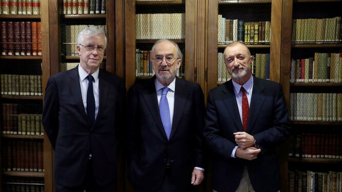 El vicedirector de la RAE, Jose Manuel Sánchez Ron, Santiago Muñoz Machado, director, y Arturo Pérez-Reverte, académico.