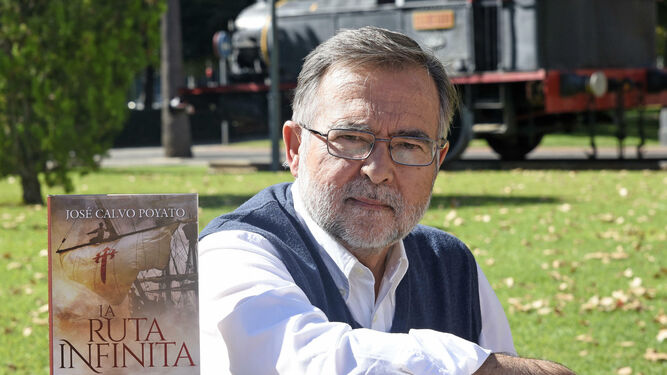 José Calvo Poyato posa con su nueva novela.