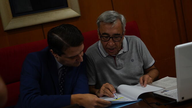 El alcalde, José María Bellido, revisa documentación en los instantes previos al Pleno.