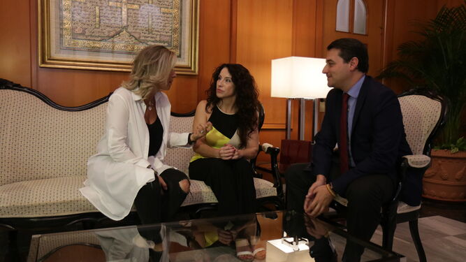 Rocío Ruiz conversa con José María Bellido e IsabelAlbás durante su visita institucional al Ayuntamiento.