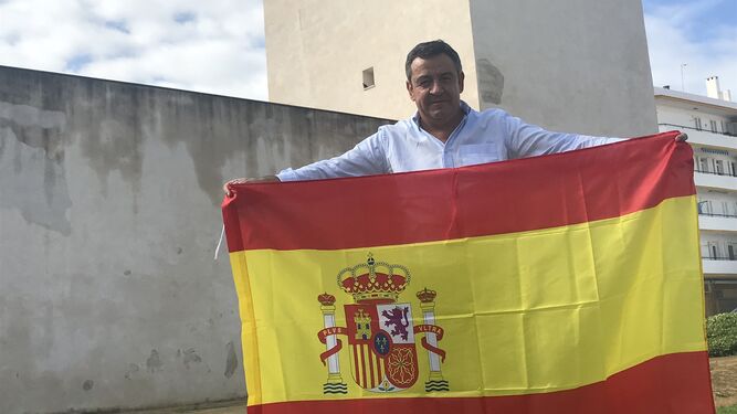 José Loaiza, presidente del PP isleño, reclama la colocación de la bandera de España en el Castillo de San Romualdo.