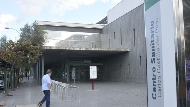 Entrada al Centro de Especialidades Carlos Castilla del Pino.