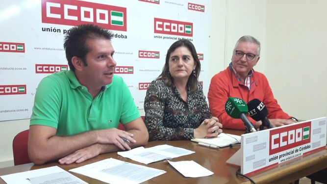 Francisco Cobos, Marina Borrego y Manuel Luna, en la sede de CCOO.