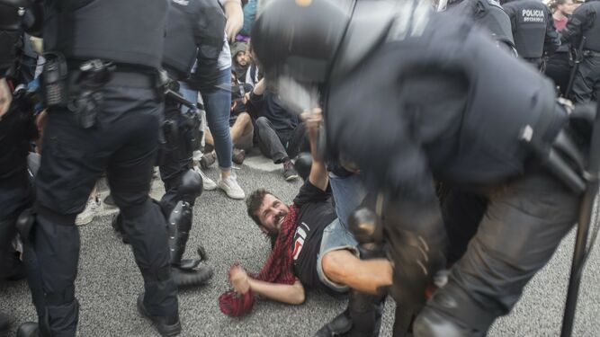 Un manifestante con los antidisturbios durante el bloqueo de los independentistas al aeropuerto de El Prat este pasado lunes.