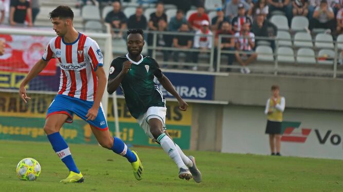 Owusu persigue a un jugador del Algeciras durante el choque en el Nuevo Mirador.