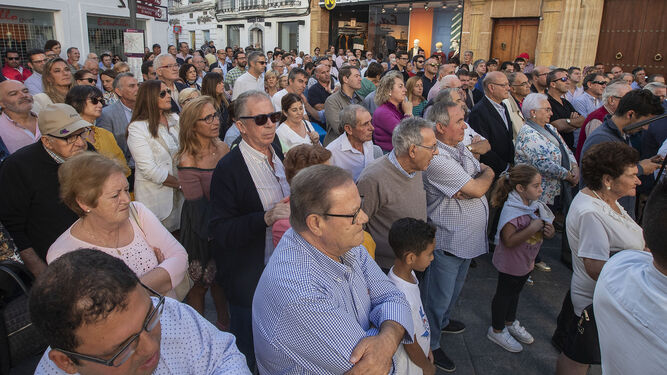 Público en la calle la Vega durante la inauguración del monumento.