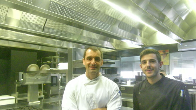 Juio Fernández y Julio Sánchez en la cocina central de Abantal