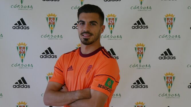 Zelu posa con la tercera camiseta del Córdoba CF.