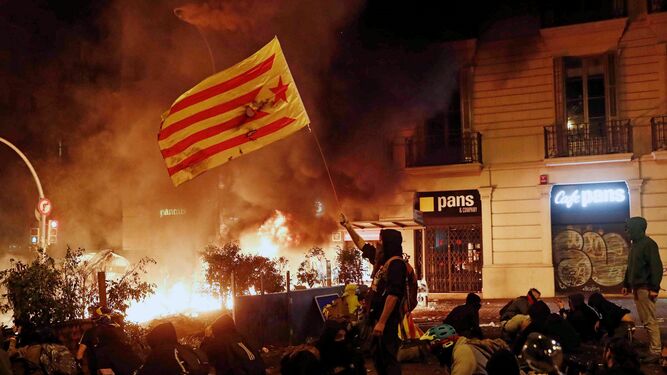 Las im&aacute;genes de la quinta jornada de disturbios en Catalu&ntilde;a