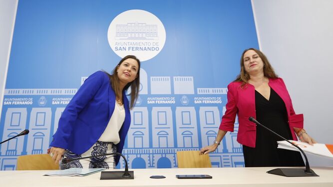 Patricia Cavada (PSOE) y Regla Moreno (Cs), sentándose en las sillas de la sala de prensa el día que anunciaron el pacto de gobierno.