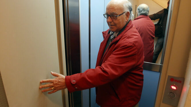 Un vecino de la Fuensanta sale de uno de los últimos ascensores instados en el barrio.