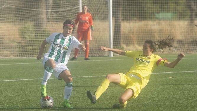 Minori Chiba sortea la entrada de una jugadora del Villarreal.