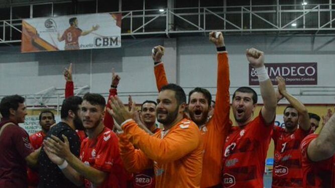 Los jugadores del Cajasur Córdoba BM celebran su victoria sobre el Barcelona B.