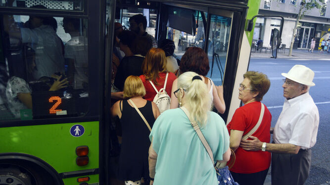 Un grupo de personas coge un bus de la línea 2 de Aucorsa.