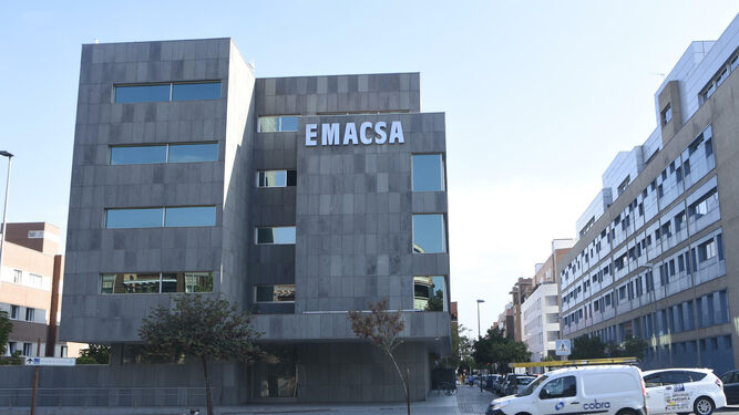 Fachada principal de las oficinas de Emacsa.