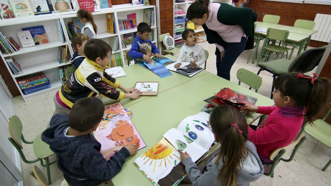 Un grupo de niños en una biblioteca.