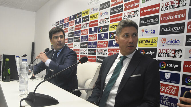 Jesús León y Alfonso Serrano, durante la presentación del director deportivo blanquiverde.