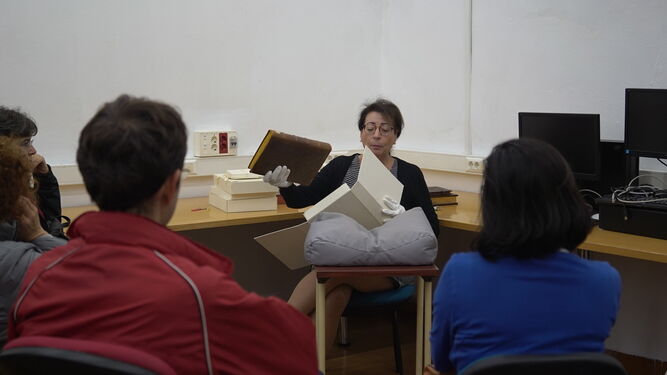 Gloria Martínez mostrando el códice ‘De rebus Hispaniae’.