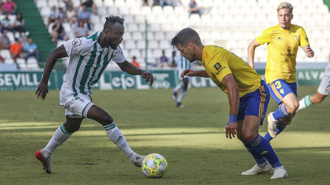Owusu trata de superar a un defensa del Cádiz B en el último partido del Córdoba CF en El Arcángel.