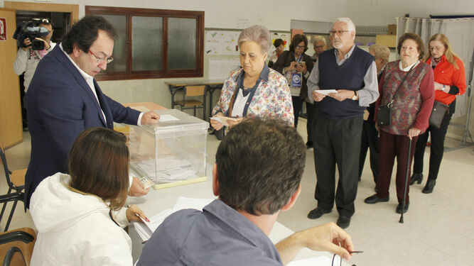 Colas para votar en un colegio de Córdoba durante las elecciones generales de abril.