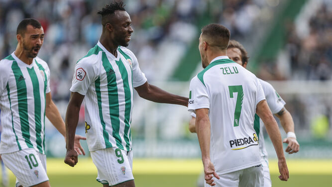 Owusu celebran con Zelu el gol del Córdoba CF ante el San Fernando.