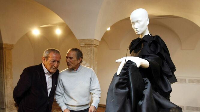 Elio Berhanyer y Antonio Gala, en la exposición 'La moda y los clásicos', en 2009.