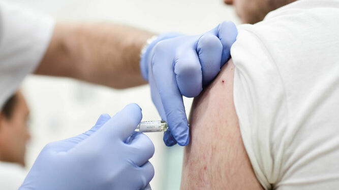 Un enfermero inyecta una vacuna.