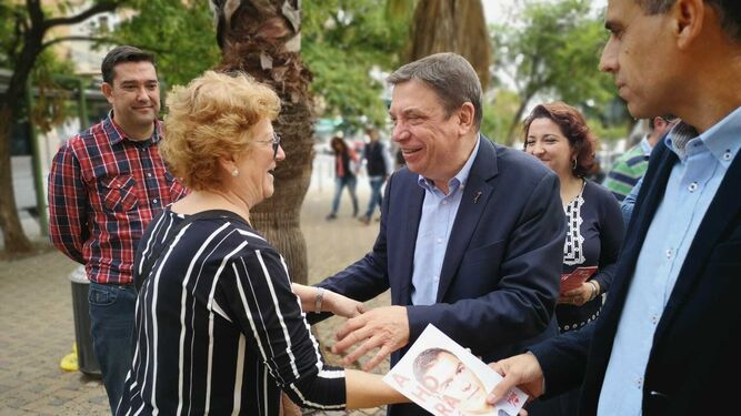 Luis Planas saluda a una mujer durante el paseo electoral por el barrio de Fátima.