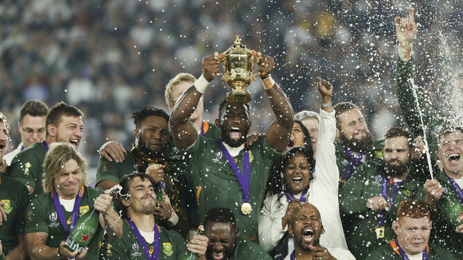 El capitán de la selección sudafricana, Siya Kolisi, levanta la copa Webb Ellis, el trofeo que acredita a los campeones del mundo de rugby