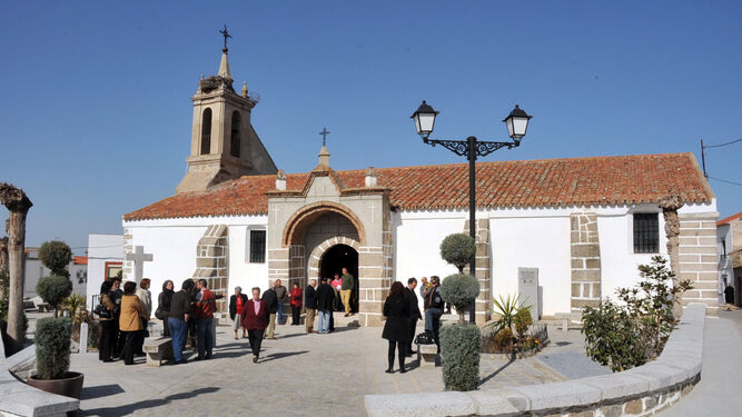 Parroquianos en Fuente La Lancha, el municipio más pequeño de Córdoba.