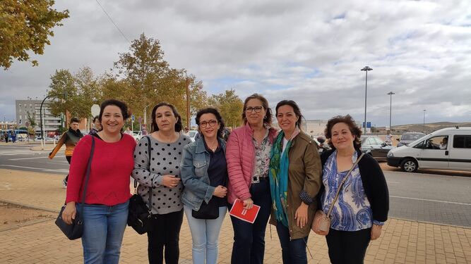 María Ángeles Luna, con compañeras del PSOE, en su paseo por el mercadillo de El Arenal.