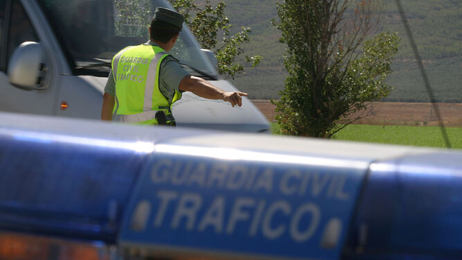 Un agente de la Guardia Civil de Tráfico durante la campaña de control de furgonetas.