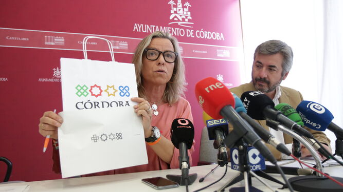 Los ediles Isabel Albás y Miguel Ángel Torrico dan cuenta de la Junta de Gobierno Local.