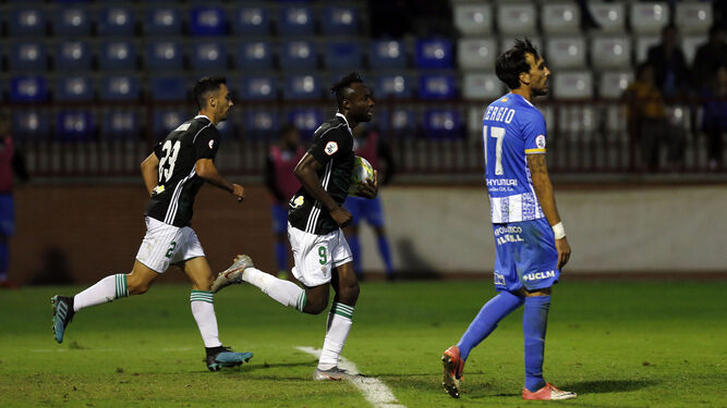 Owusu corre con el balón junto a Moyano tras anotar el gol blanquiverde en Talavera.