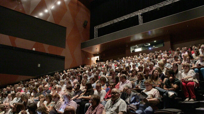 Espectadores de una obra en el Auditorio Municipal de Lucena.