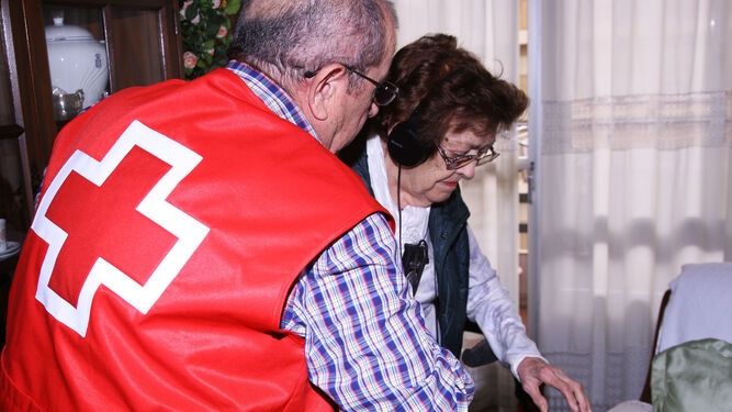 Un voluntario de la Cruz Roja presta apoyo en un domicilio.