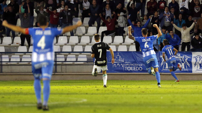 Zamorano corre hacia la esquina tras anotar el segundo gol del Talavera ante Zelu, escoltado por Gerrit y San José.